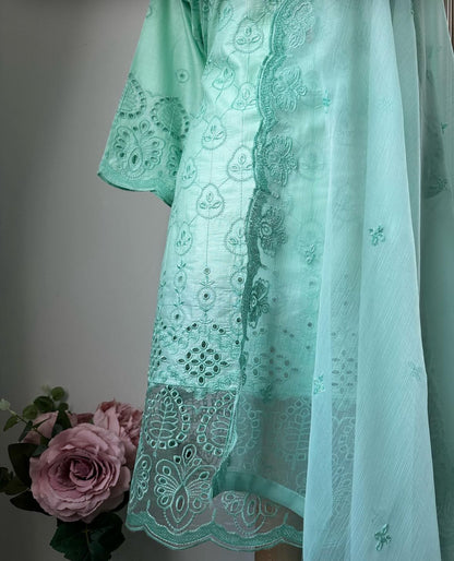 ZOYA CHIKANKARI