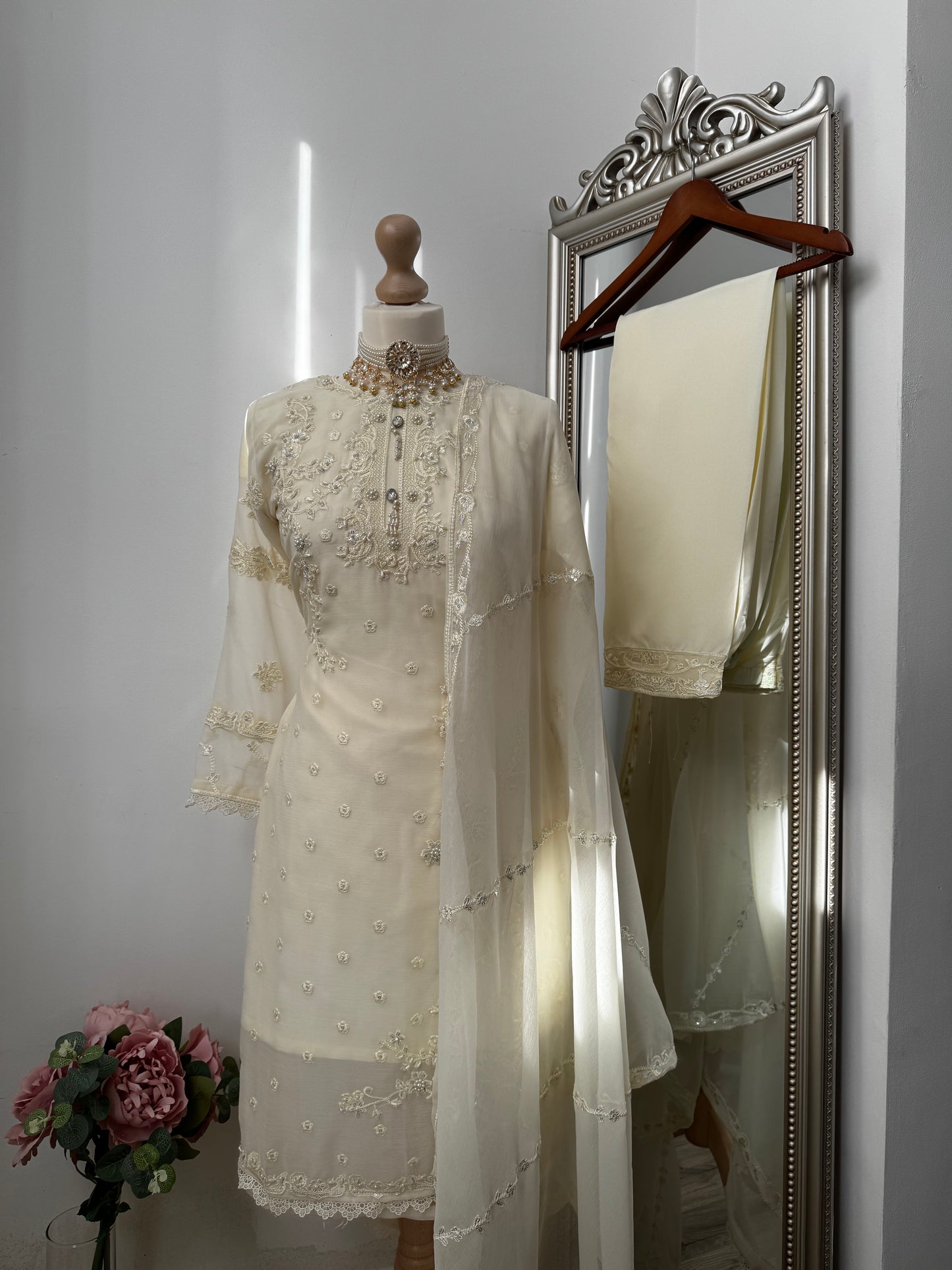 Zariya off-white