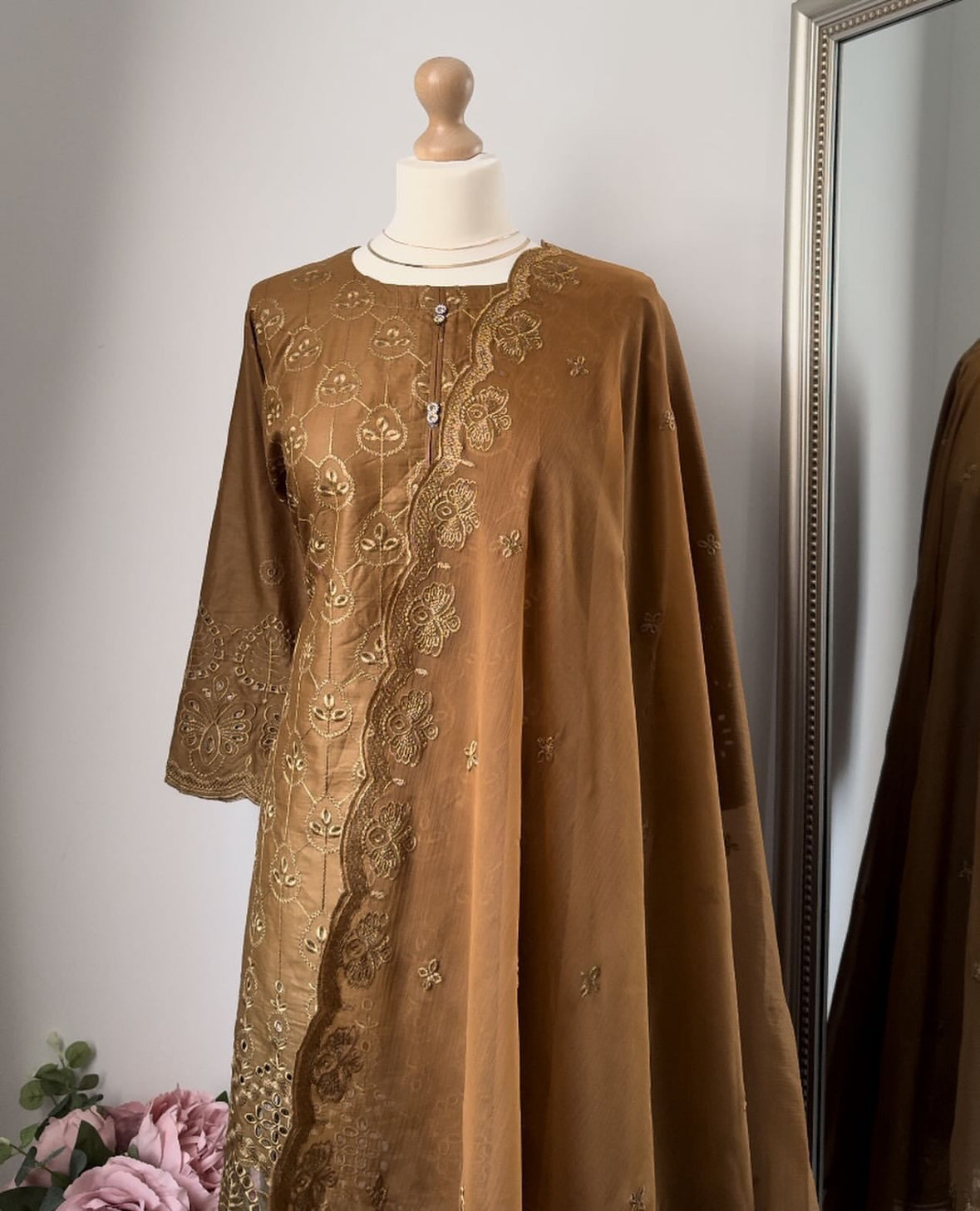 ZOYA CHIKANKARI